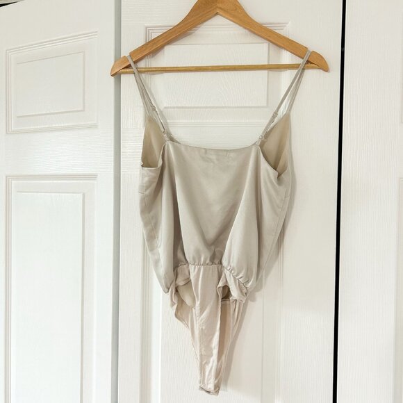 Francesca’s Mi Ami Champagne Satin Button Front Bodysuit Women’s Size XS - Picture 7 of 9